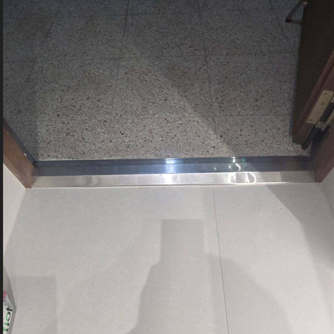 목재 문틀 현관 하부씰 수리 시공 전 – 하부씰 상태 확인